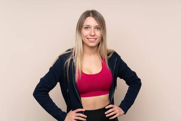 Ung Sport Blond Kvinna Över Isolerad Bakgrund Poserar Med Armar — Stockfoto