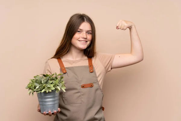 Oekraïense Tiener Tuinier Meisje Met Een Plant Maken Sterk Gebaar — Stockfoto