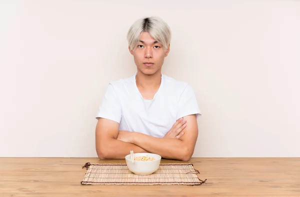 Joven Asiático Hombre Con Ramen Una Mesa Mantener Los Brazos —  Fotos de Stock