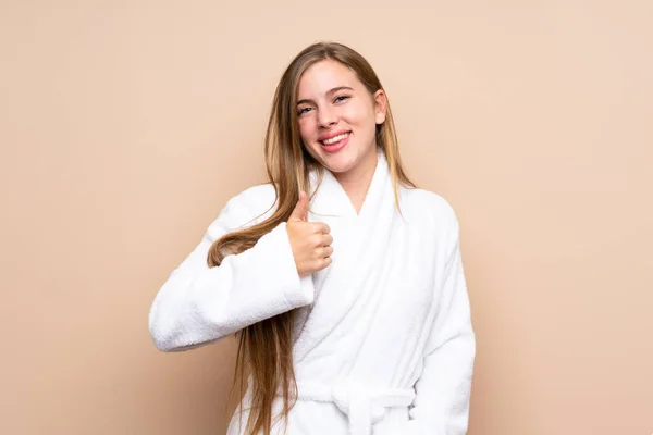 Teenager Mädchen Bademantel Über Isoliertem Hintergrund Mit Einer Daumen Hoch — Stockfoto