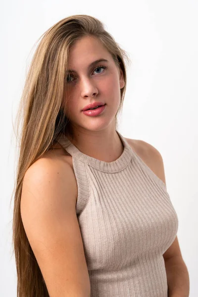 Portret Van Mooie Tiener Blond Meisje Geïsoleerde Witte Achtergrond — Stockfoto
