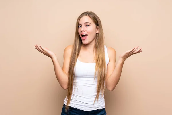 Adolescente Rubia Chica Sobre Aislado Fondo Sonriendo Mucho — Foto de Stock