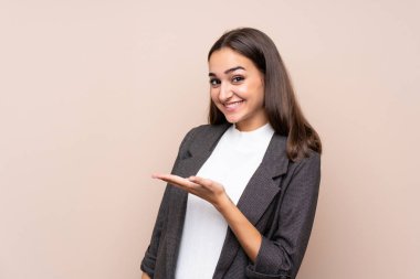 İzole edilmiş bir geçmişi olan genç bir kız. Davet edilmek için ellerini yana uzatıyor.