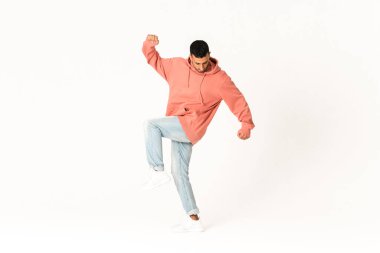 İzole beyaz arka planda sokak dansı yapan adam.