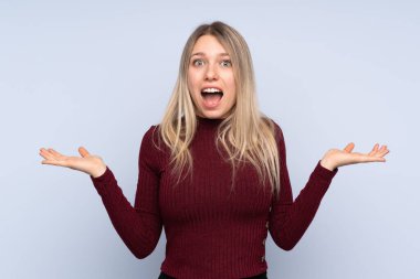 Yüzünde şok ifadesi olan, soyutlanmış mavi bir geçmişi olan genç sarışın kadın.