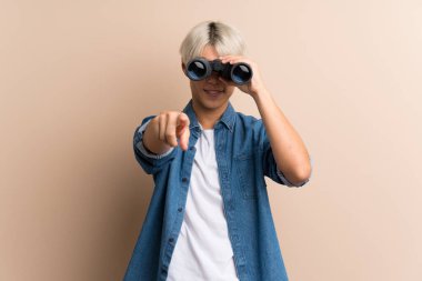 Siyah dürbünle izole edilmiş Asyalı genç bir adam.