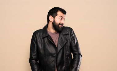 Sakallı yakışıklı adam şüpheli bir tavır sergiliyor.