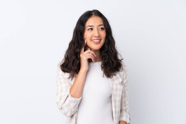 Soyutlanmış beyaz arka plan üzerinde melez bir kadın.