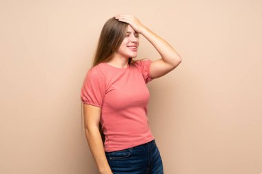 Soyutlanmış bir geçmişi olan genç sarışın bir kız. Kafası karışmış bir yüz ifadesi var.