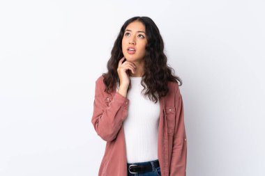 İspanyol Çinli kadın izole edilmiş beyaz arka plan bir fikir düşünüyor.