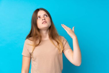 Ukraynalı genç kız yorgun ve hasta bir ifadeyle soyutlanmış mavi bir geçmişi var.