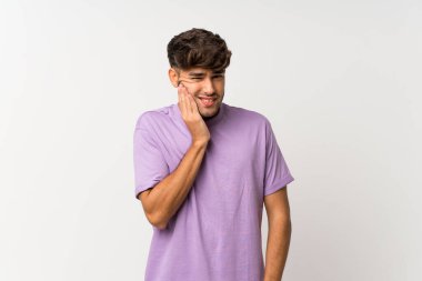 Genç, yakışıklı, soyutlanmış, beyaz, diş ağrısı olan bir adam.