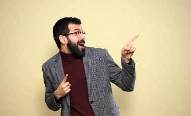 Gözlüklü yakışıklı adam uzağa bakıyor.