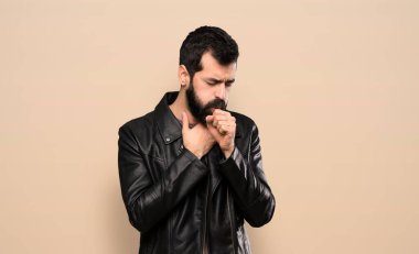 Sakallı yakışıklı adam öksürüyor ve kötü hissediyor.