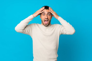 Soyutlanmış mavi bir geçmişi olan genç bir adam.