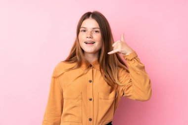 Ukraynalı genç kız izole pembe arka planda telefon jesti yapıyor. Bana geri dönüş işareti ver.