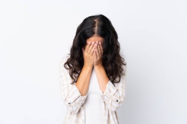 Karma ırk kadını, soyutlanmış beyaz arka planda, yorgun ve hasta bir ifadeyle.