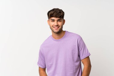 Genç yakışıklı, soyutlanmış beyaz arka plan gülüyor.