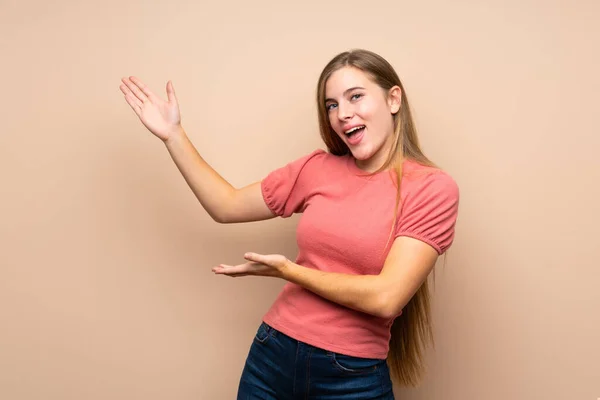 Adolescente Rubia Chica Sobre Aislado Fondo Extendiendo Las Manos Lado — Foto de Stock