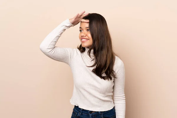 Young Colombian Girl Isolated Background Looking Far Away Hand Look — Stock Photo, Image