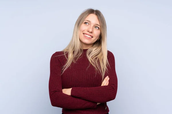 Mujer Rubia Joven Sobre Fondo Azul Aislado Mirando Hacia Arriba — Foto de Stock