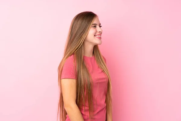 Adolescente Menina Loira Sobre Isolado Fundo Rosa Olhando Para Lado — Fotografia de Stock
