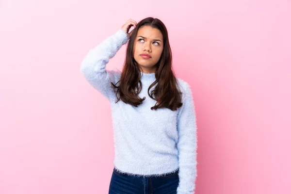 Menina Colombiana Sobre Fundo Rosa Isolado Com Dúvidas Com Expressão — Fotografia de Stock