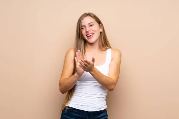 Teenager Blonde Girl Isolated Background Applauding Presentation Conference — Stock Photo, Image