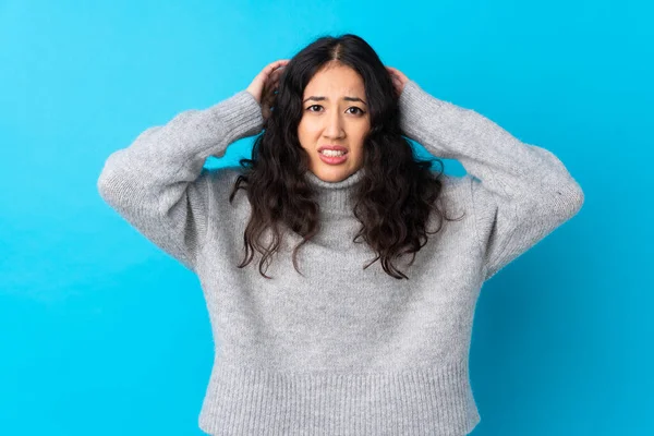 Spagnolo Donna Cinese Isolato Sfondo Blu Frustrato Prende Mani Sulla — Foto Stock