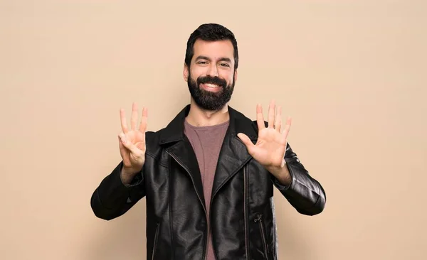 Homem Bonito Com Barba Contando Oito Com Dedos — Fotografia de Stock