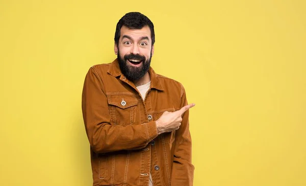 Bonito Homem Com Barba Surpreendido Apontando Lado — Fotografia de Stock