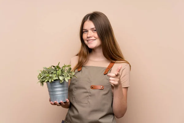 Adolescente Ucraniana Jardinero Chica Sosteniendo Una Planta Señala Dedo Usted — Foto de Stock