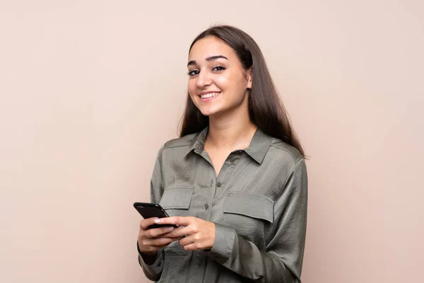 Giovane Ragazza Sfondo Isolato Invio Messaggio Con Cellulare — Foto Stock