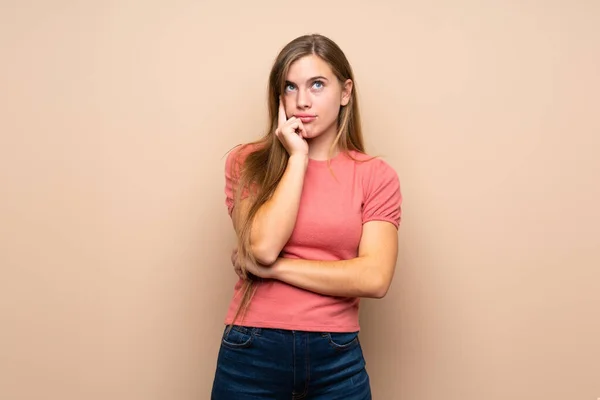 Adolescente Rubia Chica Sobre Aislado Fondo Pensando Una Idea — Foto de Stock