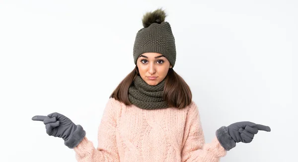 Junges Mädchen Mit Wintermütze Über Isoliertem Weißem Hintergrund Das Auf — Stockfoto