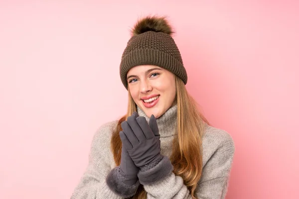 Jovem Adolescente Com Chapéu Inverno Sobre Fundo Rosa Isolado Aplaudindo — Fotografia de Stock