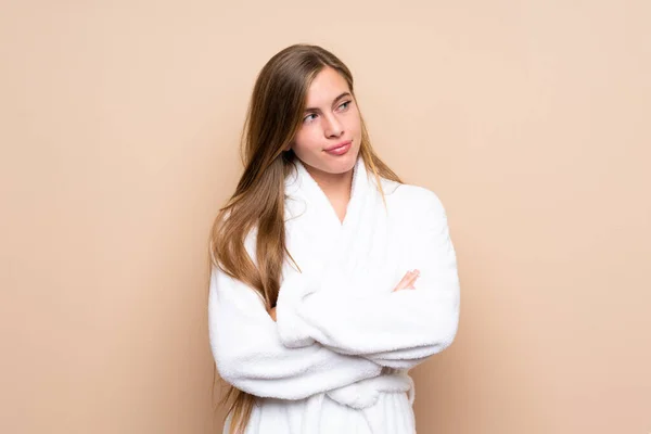 Teenager Mädchen Bademantel Über Isoliertem Hintergrund Denkt Eine Idee — Stockfoto
