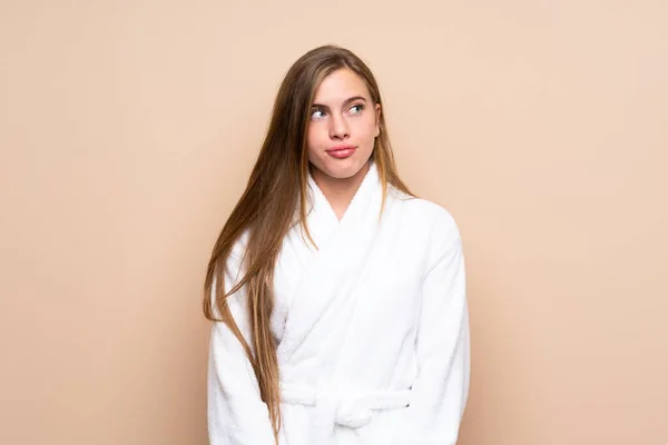 Teenager Mädchen Bademantel Über Isoliertem Hintergrund Stehend Und Zur Seite — Stockfoto