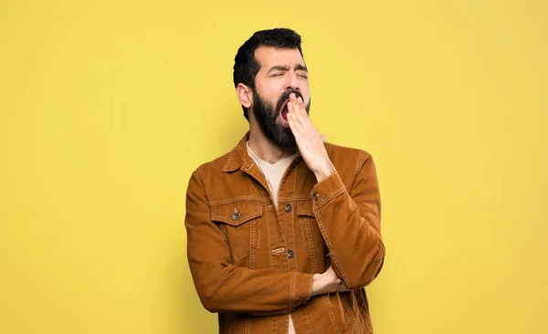 Bel Homme Avec Barbe Bâillant Couvrant Bouche Grande Ouverte Avec — Photo