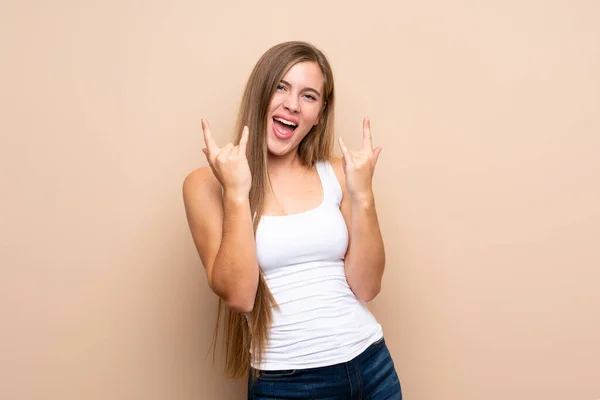 Adolescente Rubia Chica Sobre Aislado Fondo Haciendo Rock Gesto —  Fotos de Stock