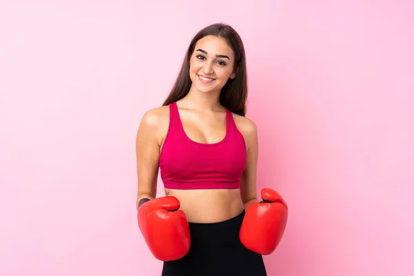 Ung Sport Flicka Över Isolerad Rosa Bakgrund Med Boxningshandskar — Stockfoto