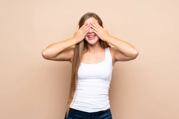 Adolescente Rubia Chica Sobre Aislado Fondo Cubriendo Ojos Por Las —  Fotos de Stock