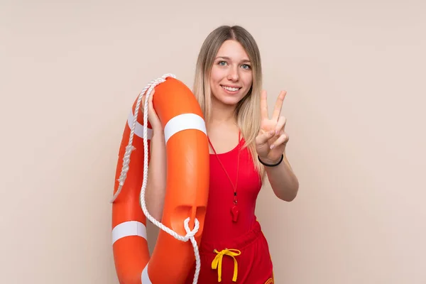 Bagnino Donna Sfondo Isolato Sorridente Mostrando Segno Vittoria — Foto Stock