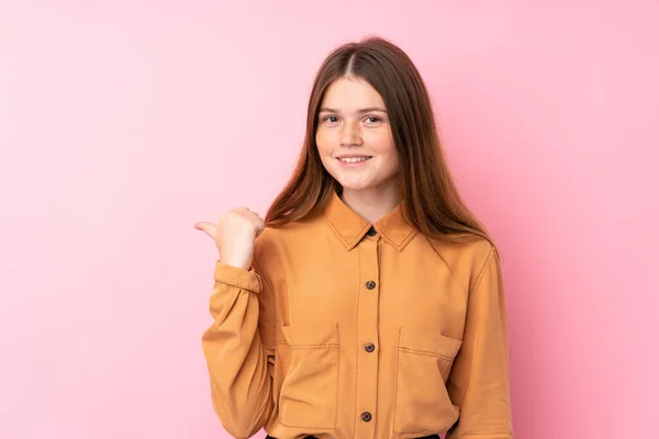 Ucraniano Adolescente Chica Sobre Aislado Rosa Fondo Apuntando Lado Para —  Fotos de Stock
