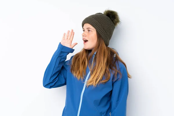 Ukrajinský Teenager Dívka Zimní Klobouk Přes Izolované Bílé Pozadí Křičí — Stock fotografie