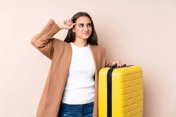 Reisende Frau Mit Koffer Hat Zweifel Und Verwirrt Mimik — Stockfoto
