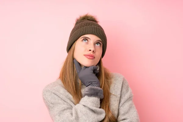 Jong Tiener Meisje Met Winter Hoed Geïsoleerde Roze Achtergrond Denken — Stockfoto