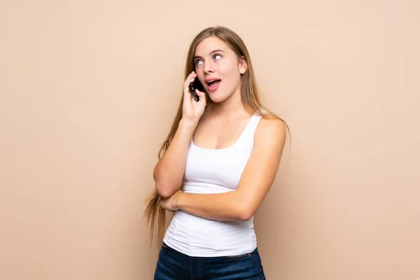 Adolescente Blonde Sur Fond Isolé Gardant Une Conversation Avec Téléphone — Photo