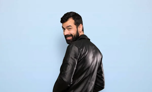 Bonito Homem Com Barba Sobre Fundo Azul Isolado — Fotografia de Stock