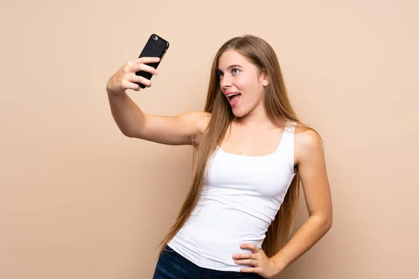 Ragazza Bionda Adolescente Sfondo Isolato Facendo Selfie — Foto Stock